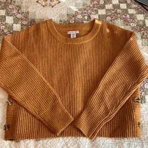 Cropped sweater with cute decorative buttons - size medium